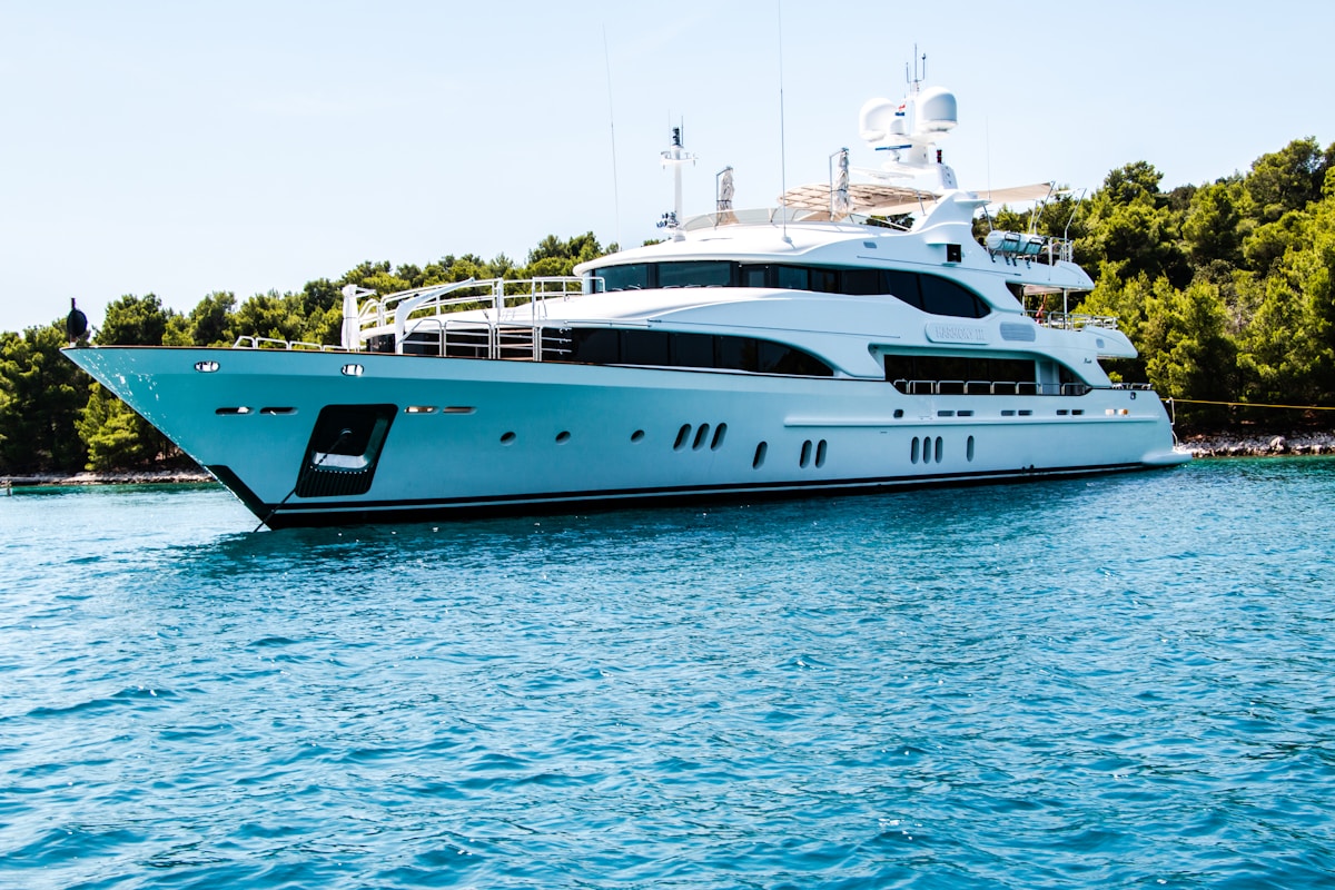 Hyper-yacht